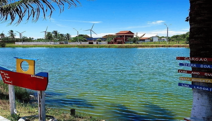 Lagoa de Gargaú, ao fundo parque eólico