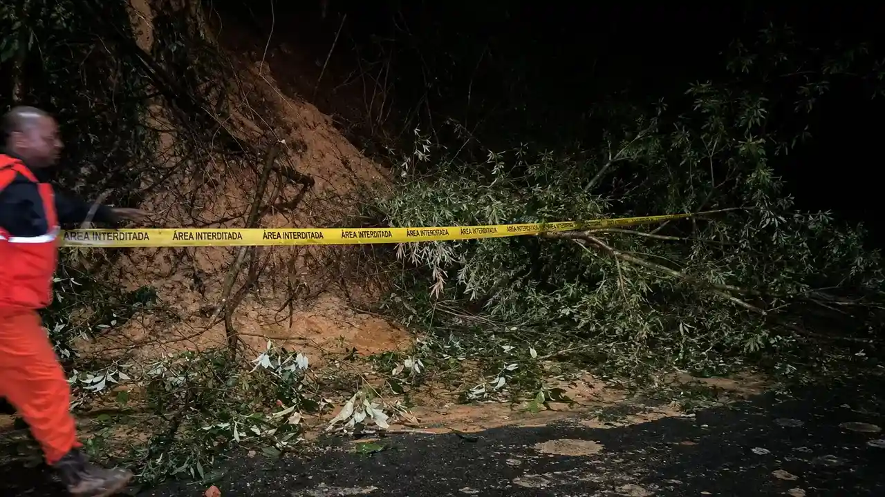 Forte tempestade atinge o RJ e provoca alagamentos e queda de barreira