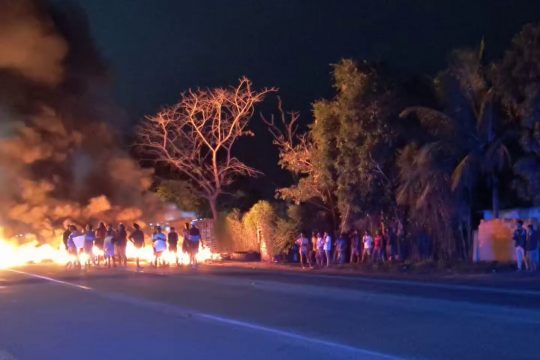 Manifestação contra prisão de homem bloqueia BR-101 por mais de duas horas em Campos