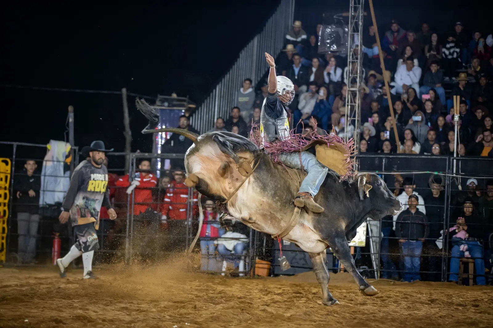 Rodeio com arcos de fogo, motocross e fogos musicais agita cidade do ES; entrada é gratuita
