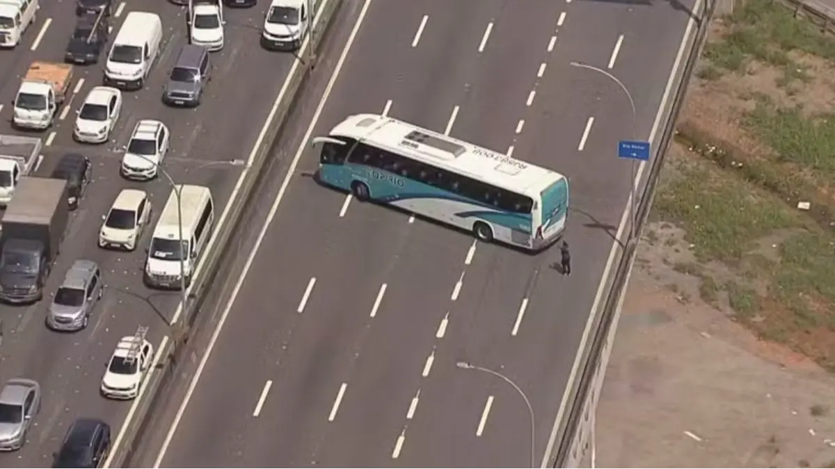 Bandidos tomam dois ônibus escolares e fazem barricada na Linha Vermelha, no RJ