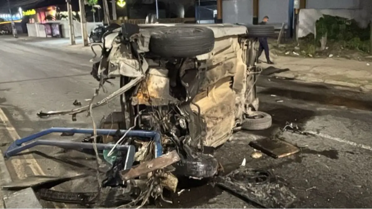 Carro capota na Avenida 28 de Março e danifica ciclovia