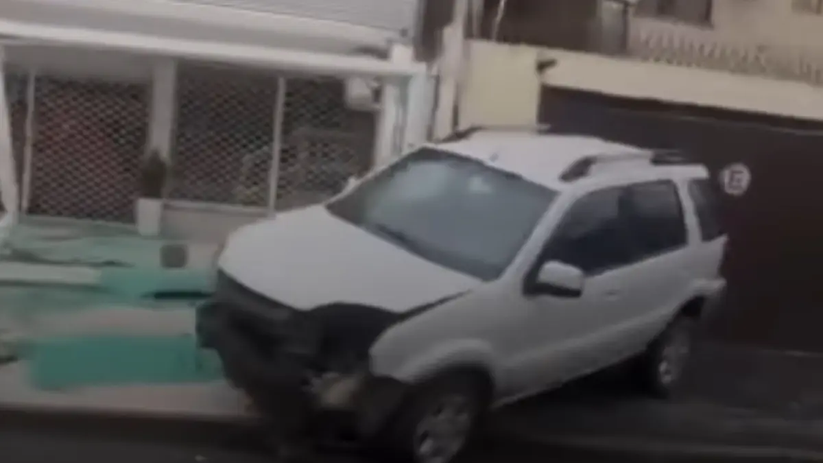 Carro invade fachada de curso de idiomas na região da Pelinca, em Campos