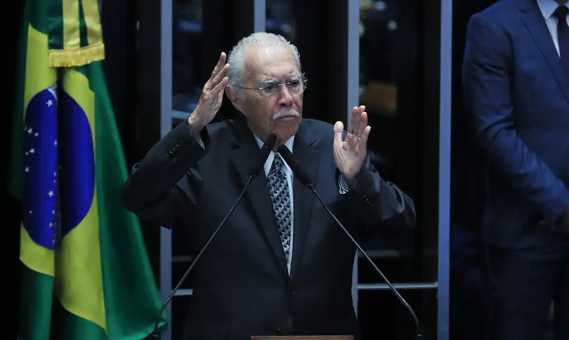 Ex-presidente José Sarney é internado com quadro de pneumonia