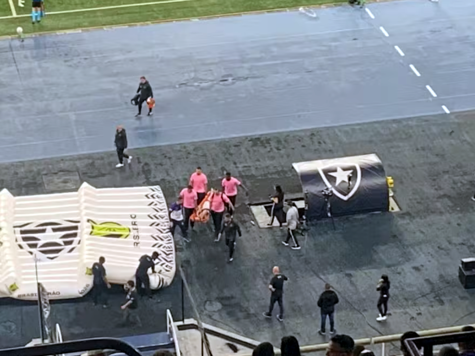 Bruno Duarte, do Vasco, é substituído no clássico contra o Botafogo após sentir falta de ar e cair desacordado no gramado