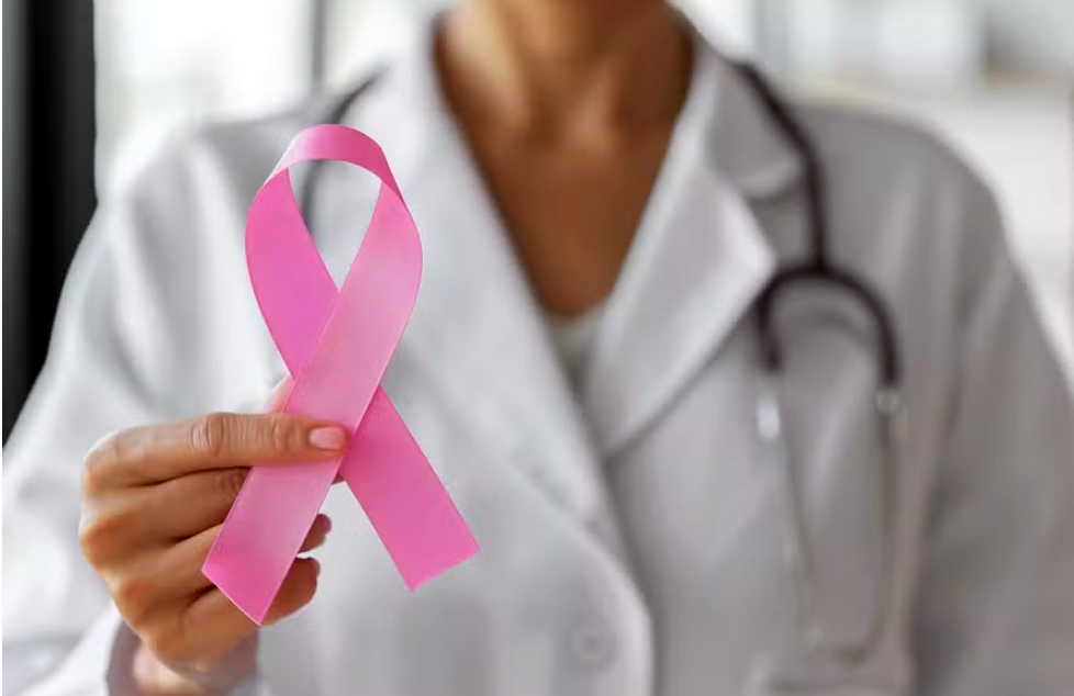 Outubro Rosa: mulheres com câncer têm direito a benefício do INSS em caso de necessidade de afastamento
