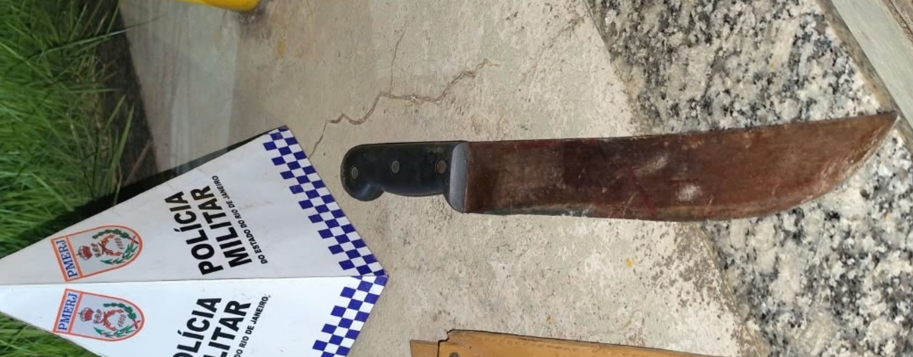 Homem é preso após matar vizinho a golpes de facão e agredir mãe e ex-companheira