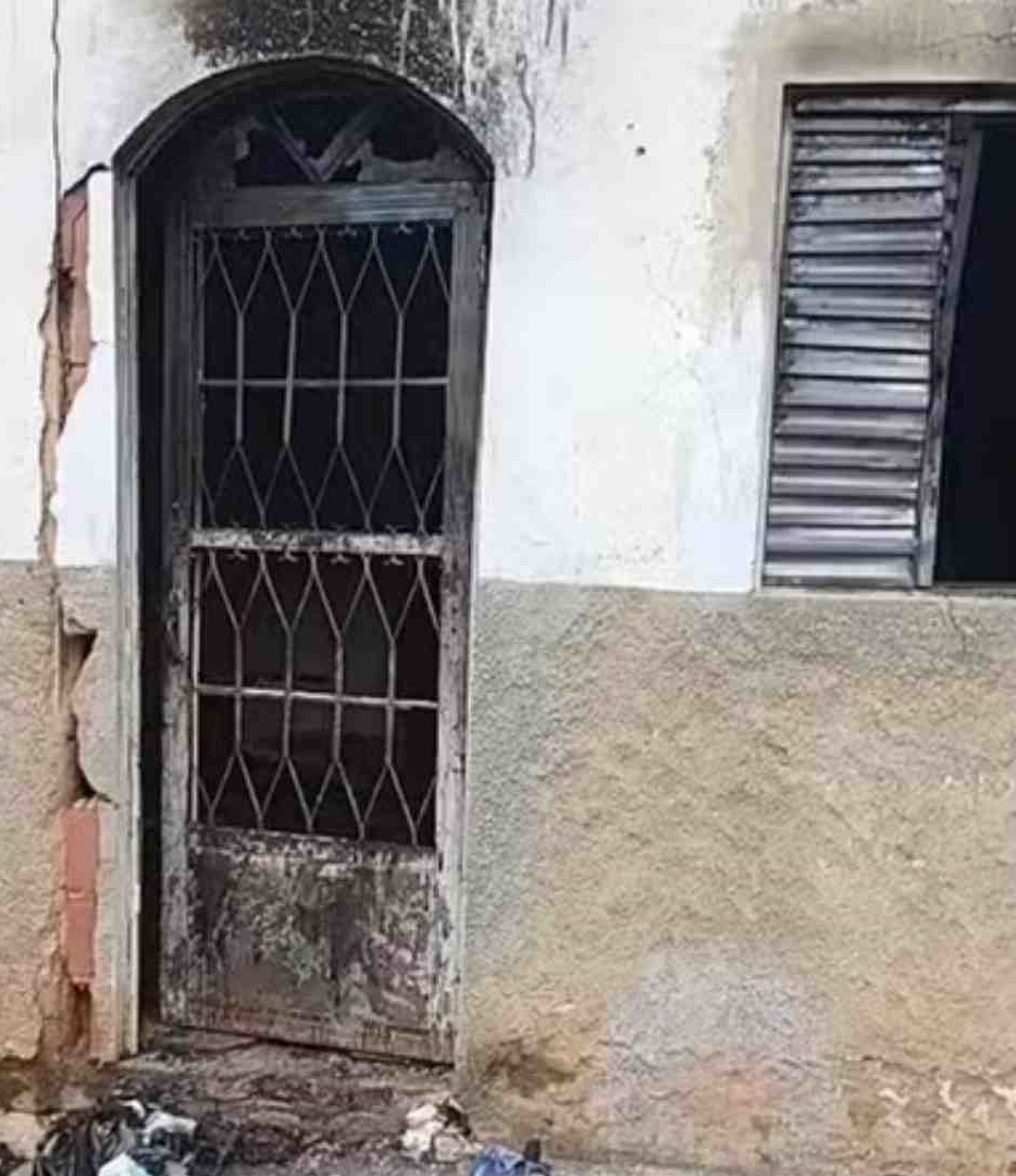 Casa pega fogo após celular ficar à noite na tomada em Natividade
