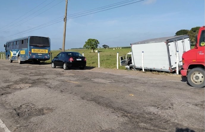 Colisão entre caminhão e ônibus  no litoral de São Francisco
